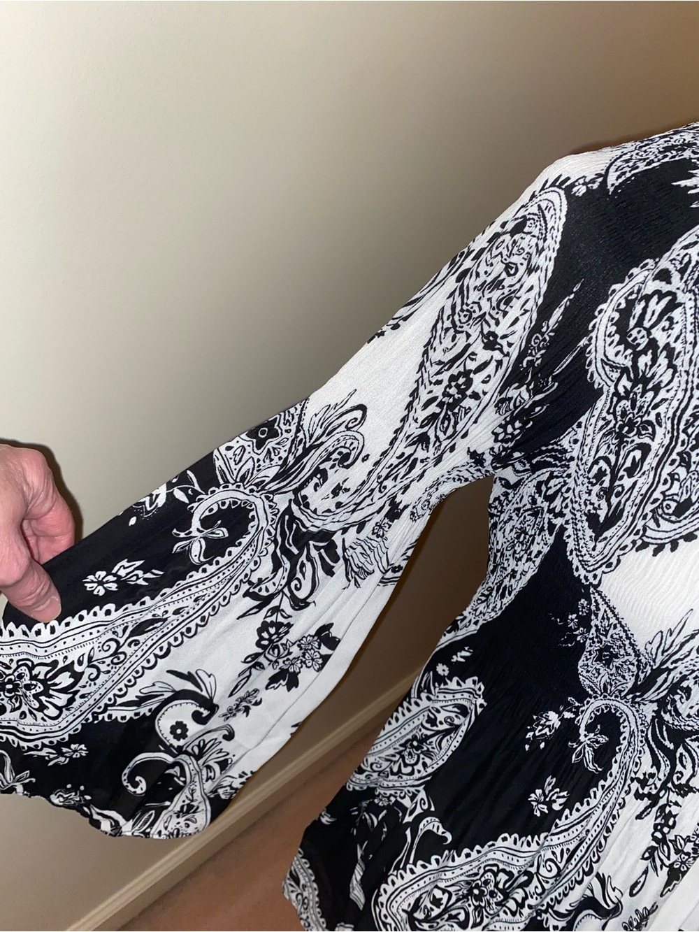 SPENSE Black & White Paisley V-Neck Ruffle Tunic